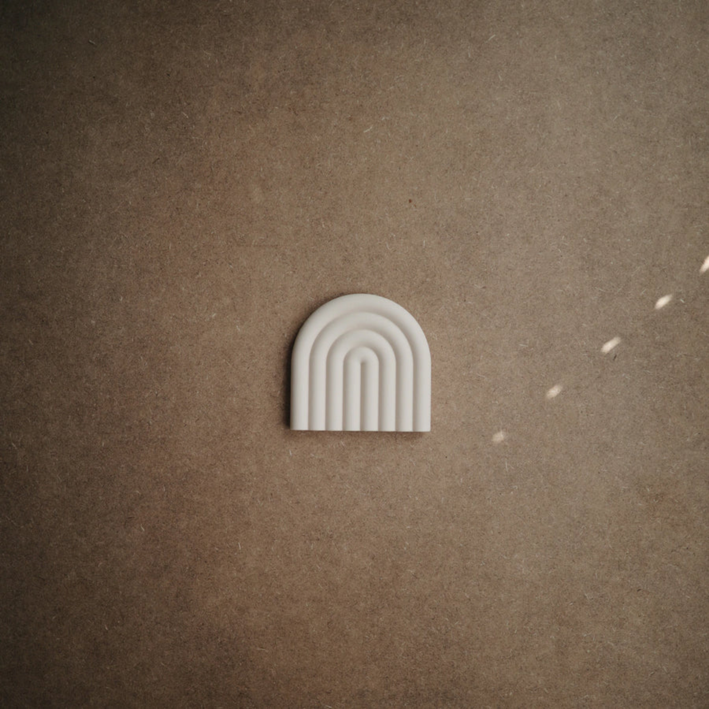 Mushie Regnbue Bidelegetøj – Shifting Sand