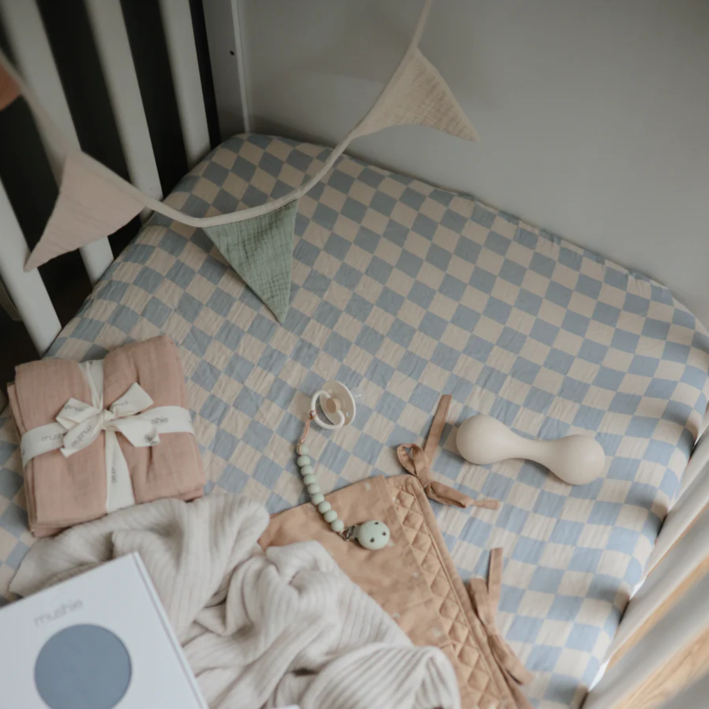 Mushie Baby-Girlander – Stribet i Bløde Farver