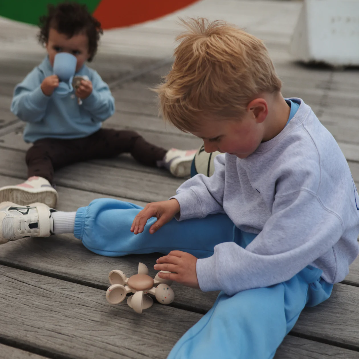 Mushie Vandhjul – Badelegetøj med sugekop & ske