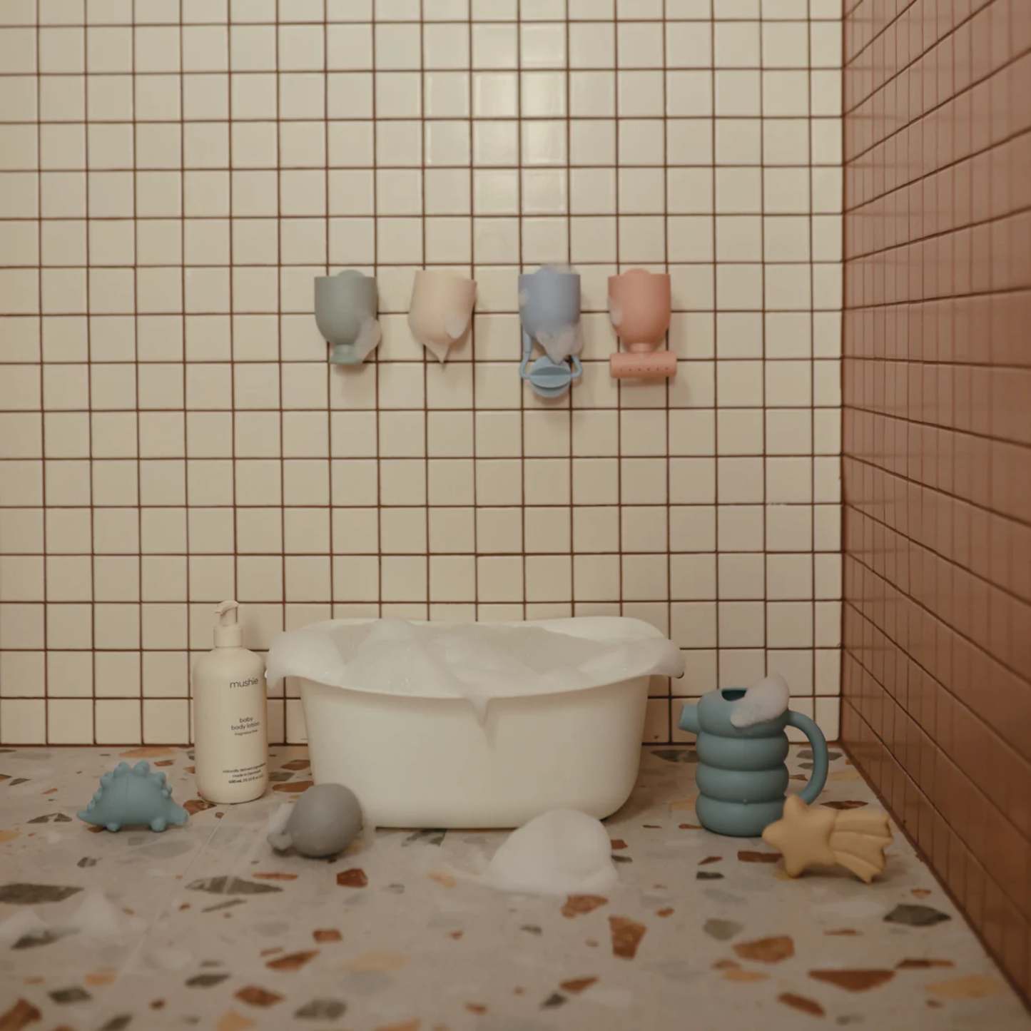 Mushie Pour & Play Badekopper (4 stk.) – Badesæt med sugekopper